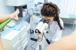 colposcopio imagem aproximada de um ginecologista e um paciente em uma cadeira ginecologica consulta de mulheres