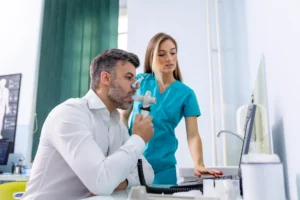 homem adulto testando a funcao respiratoria por espirometria com problema de saude diagnostico da funcao respiratoria na doenca pulmonar