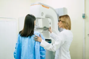 mulher jovem esta fazendo um exame de mamografia no hospital ou clinica particular com uma medica profissional 1